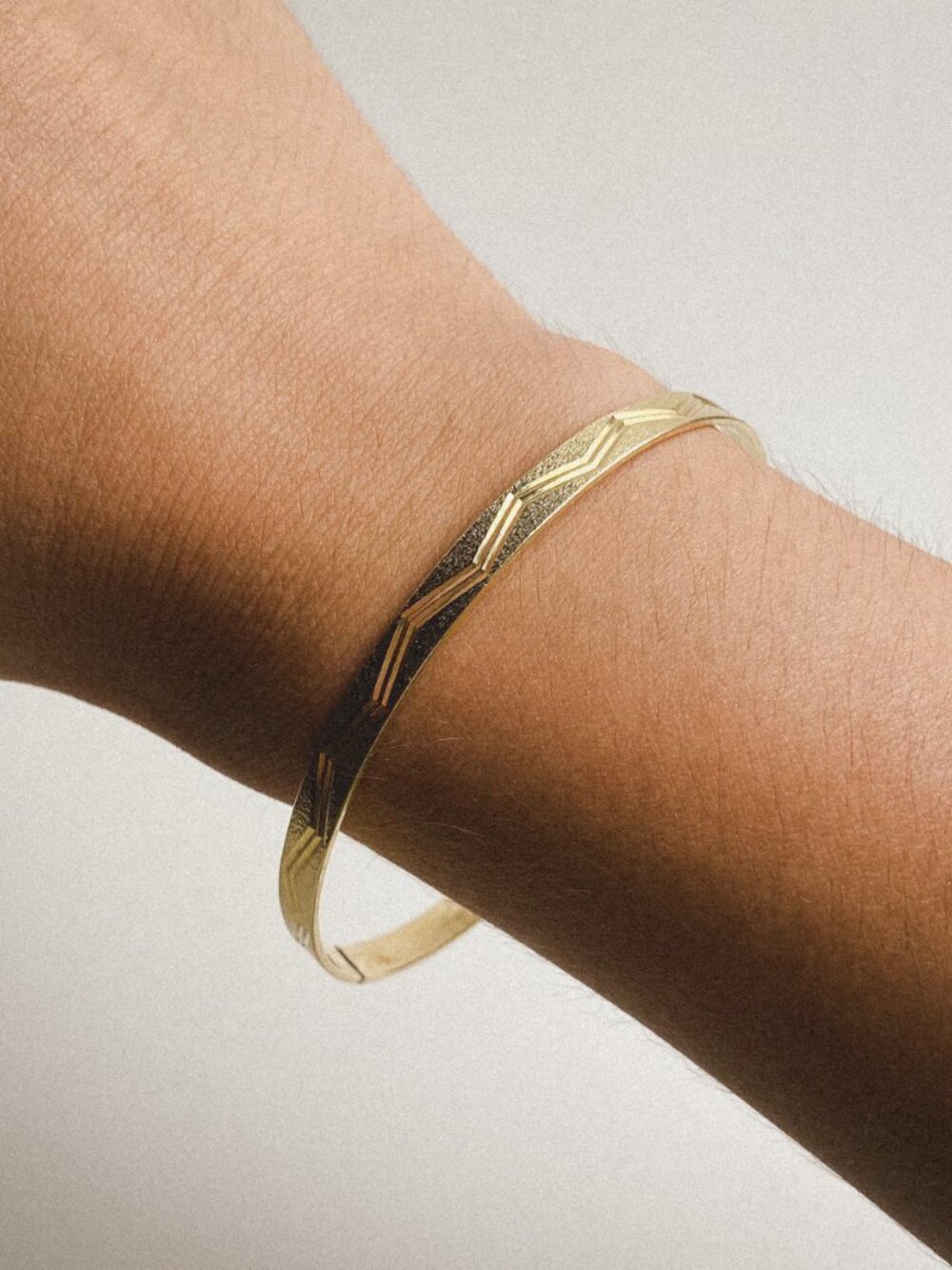 Vintage 8" Coro 12k GF 5mm Gold Chevron Design Thin Minimalist Bangle Bracelet